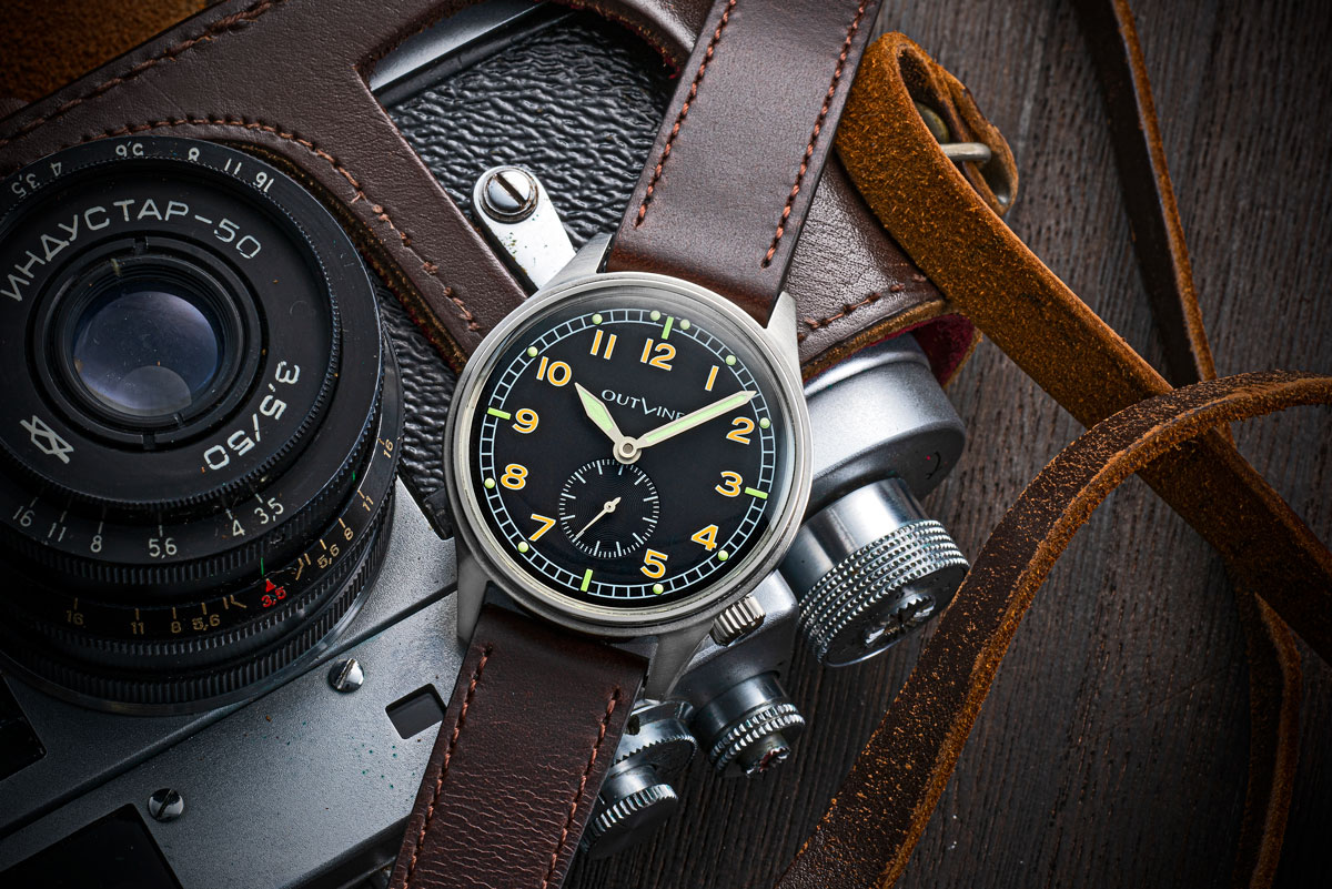 1940年代に12の時計メーカーが製造した、往年の英陸軍向け軍用時計を3